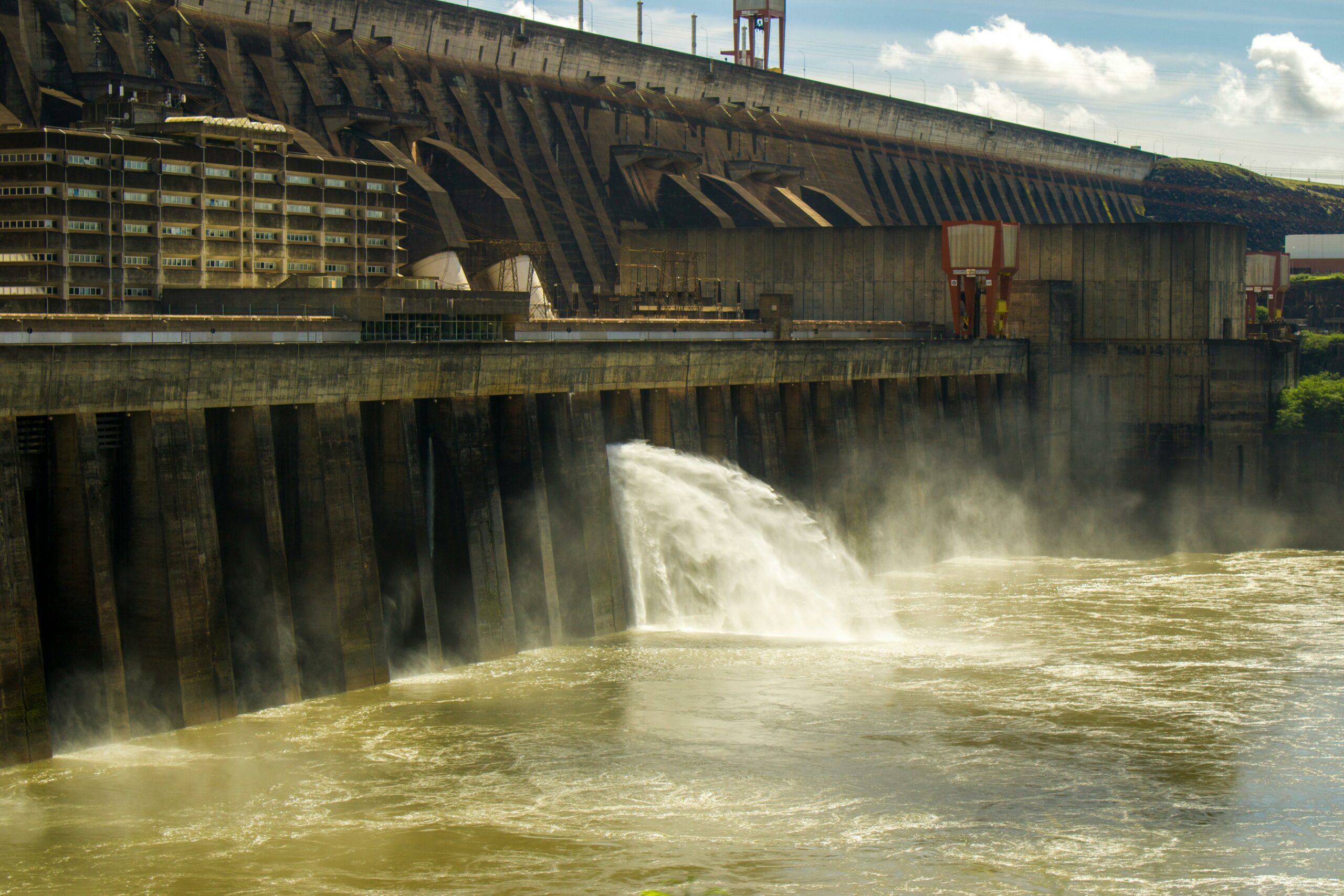 Represa Itaipú: La Maravilla de la Ingeniería en Paraguay